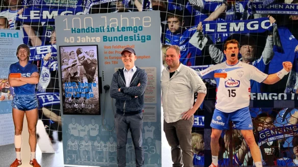 Grafiker Martin Emrich und Fabian Schröder (von links) freuen sich mit den Papp-Doubles von Jörg Harke (links) und Florian Kehrmann (rechts) auf die ersten Ausstellungsgäste. - © Jörg Hagemann