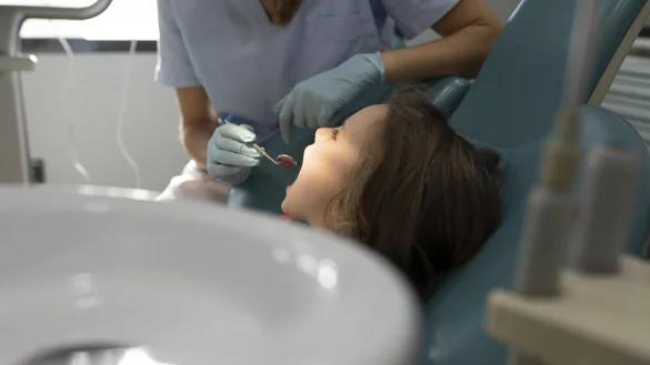 Bei tieferen Sedierungen und Narkosen haben Kinder ein deutlich h&ouml;heres Komplikationsrisiko als Erwachsene, deshalb r&auml;t die Bundeszahn&auml;rztekammer dazu, diese nur in Ausnahmef&auml;llen zu nutzen. - &copy; picture alliance