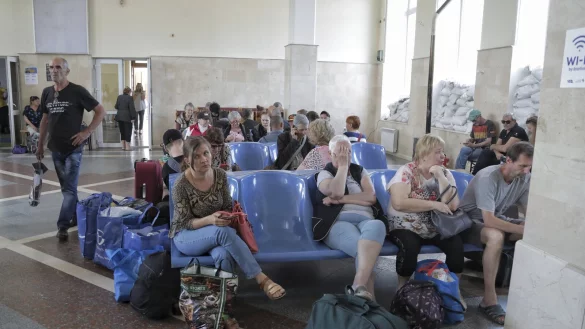 Nach der Zerst&ouml;rung des Staudamms in Cherson warten Ukrainer auf einen Evakuierungszug an einem Bahnhof. - &copy; Nina Lyashonok/dpa