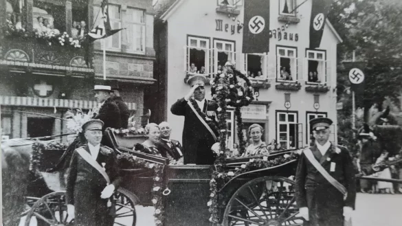 Es dauerte nicht lange, da geh&ouml;rte die Hakenkreuzflagge einfach zum Sch&uuml;tzenfest dazu, 1937 war der Marktplatz damit zugeh&auml;ngt. - &copy; Fotorechte: Stadtarchiv Blomberg