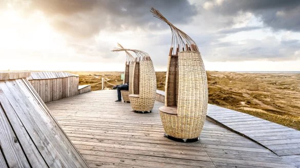 Auf Norderney gibt es auch diese ganz spezielle Variante eines Strandkorbs. Darin wird der Blick aufs Meer noch sch&ouml;ner. - &copy; Janis Meyer