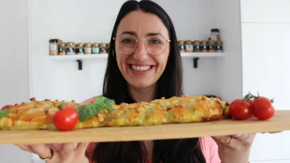 Food-Bloggerin Nadine Moll (32) hat mit diesem Pesto-Strudel - gefüllt mit Mozzarella und ummantelt mit Pinienkernen - ihren allerersten viralen Hit gelandet. Inzwischen folgen der Wahl-Detmolderin mehr als 430.000 Menschen. - © Janet König