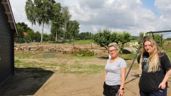 Eva Topor (links) und ihre Tochter Klaudia Pooch in ihrem Garten. Vom Feld im Hintergrund kamen die Wasser- und Schlammmassen den Garten und die Stra&szlig;e hinuntergeflossen. - &copy; Freya K&ouml;hring
