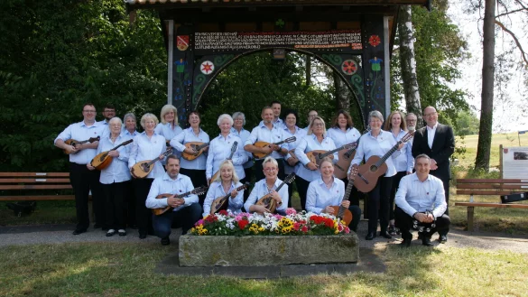 Das Mandolinenorchester Pivitsheide begeisterte mit einem Jubil&auml;umskonzert zum 100-j&auml;hrigen Bestehen. - &copy; Elke Johannsmeier
