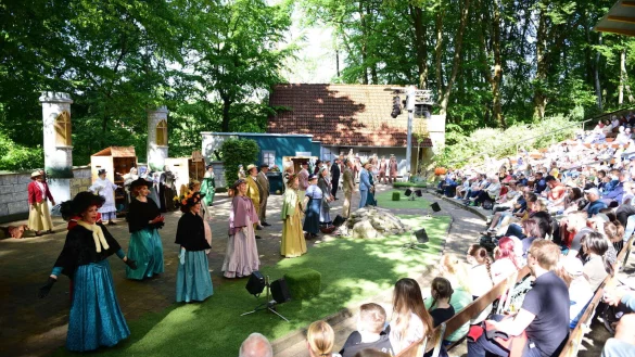 Viel los auf der Freilichtb&uuml;hne: "Cinderella" hat Premiere gefeiert. - &copy; Nicole Ellerbrake