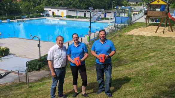 Freuen sich gemeinsam &uuml;ber die laufende Freibadsaison: B&uuml;rgermeister Mario Hecker mit Denise H&ouml;gel und Markus Burmester [von links]. - &copy; Gemeinde Kalletal