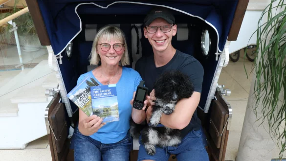 Christine Kositza und ihr Sohn Clemens mit Infob&uuml;chern &uuml;ber den "Pacific Crest Trail", einem GPS-Ger&auml;t und Hund "Kiste" - letzterer war auf dem Problauf nach Bremen mit dabei. In die USA wird er aber nicht mitkommen k&ouml;nnen. - &copy; Alexandra Schaller