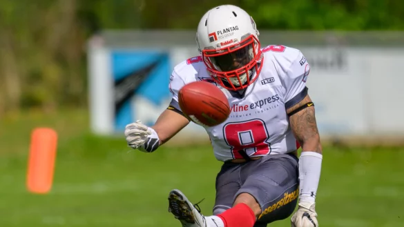 Die Saison f&uuml;r die Kachtenhausen White Hawks ist bislang ein Volltreffer, die Szene zeigt Joel Sandmann beim Kick. - &copy; Egon Penner