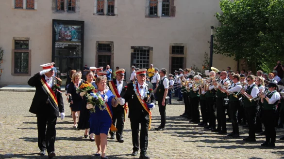 Das K&ouml;nigspaar Reinhard Krist und Renate Zubek schreitet, gefolgt vom Prinzenpaar Stefanie Krist und Heinrich Zubek, die Kompanien im Hof von Schloss Brake ab. - &copy; Katrin Kantelberg