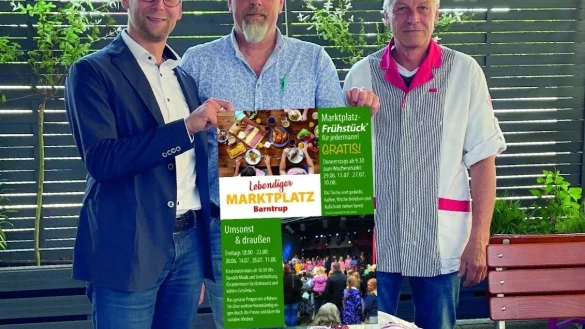 B&uuml;rgermeister Borris Ortmeier (von links), Zentrumsmanager Bj&ouml;rn Strohmeier und Dirk Buddeberg (Inhaber der gleichnamigen Fleischerei) freuen sich auf viele G&auml;ste. - &copy; Fotorechte: Stadt Barntrup