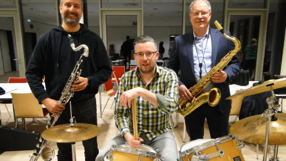 F&uuml;hrende K&ouml;pfe bei den &bdquo;Musikfreunden Schwelentrup&ldquo; (von links): Vereinschef Oliver Charles, Orchesterleiter Nils Schmidtpeter und Alt-Vorsitzender Bernd Steinmetzler im Probenraum des B&uuml;rgerhauses D&ouml;rentrup. - &copy; Hajo G&auml;rtner