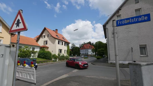 Stetig biegen Autos von der Mittelstra&szlig;e in die Fr&ouml;belstra&szlig;e ab, um &uuml;ber das Wohngebiet die Kreisel-Baustelle zu umfahren. Viele haben ausw&auml;rtige Kennzeichen. - &copy; Jost Wolf