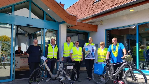 Stefan Leimenk&uuml;hler (von links, Zweiradhaus Leimenk&uuml;hler), B&uuml;rgermeister Marcus P&uuml;ster, Tim Stricker (Fichtner & Schicht), Luc Sch&auml;fer (Zimmerei Sch&auml;fer), Iris Brockmeier (Volksbank Schlangen), Gabriele M&uuml;ller-Schaffranietz (Leitung Fachbereich Bauen und Umwelt) und Klimaschutzmanager Henning Schwarze unterst&uuml;tzen das Stadtradeln 2023 und pr&auml;sentieren den Hauptgewinn, ein e-Bike. - &copy; Franka Ronkartz