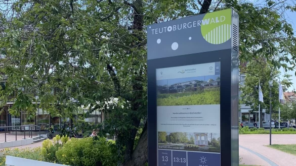 Neuer Service - digital und barrierefrei: Eine der beiden neu eingerichteten Info-Stelen am „Roten Platz“, die ab sofort freizeittouristische Inhalte gruppiert nach unterschiedlichen Kategorien liefern. © Stadt Bad Salzuflen - © Stadt Bad Salzuflen