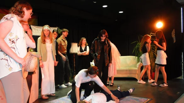 Anf&auml;nglich herrscht Betroffenheit im Hotel "Sol y Sombre", als die tote Schwiegermutter - eingerollt in einen Teppich - als vermutliches Mordopfer gefunden wird. Doch der Arzt stellt schnell fest: Sie ist eines nat&uuml;rlichen Todes gestorben. Da l&ouml;st sich die d&uuml;stere Atmosph&auml;re sofort auf und weicht allgemeiner Erleichterung dar&uuml;ber, dass man die "Giftnudel" nun los ist. - &copy; Hajo G&auml;rtner