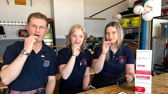 Fabian Drewes, Chantal Meyer und Vivian M&uuml;ller (von links) sind bei der Aktion in Schieder-Schwalenberg dabei. - &copy; Feuerwehr Schieder-Schwalenberg
