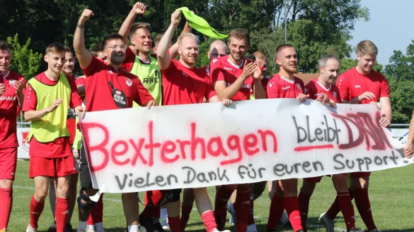 Der Dank des TuS Bexterhagen geht nach dem Klassenerhalt an die Fans. Foto: Oliver König - © Oliver König