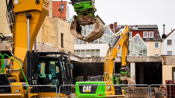 Auf dem Areal des Hornschen Tores rollen seit Donnerstag die Bagger. Die Abrissarbeiten haben an der Nordostseite des Gebäudekomplexes begonnen. - © Raphael Bartling