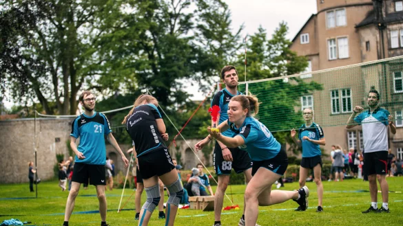 Die Veranstaltungsreihe &bdquo;Sport im Park&ldquo; wird auch in diesem Sommer sicher begeisterte Anh&auml;nger finden. Das Foto aus dem vergangenen Jahr zeigt die Indiaca-Gruppe des CVJM Pivitsheide. - &copy; Stadt Detmold, Torben Gocke