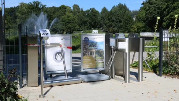 Am Eingang Kurparksee war im vergangenen Jahr die Einlassanlage defekt. Jetzt ist der behindertengerechte Eingang kaputt. - &copy; Alexandra Schaller