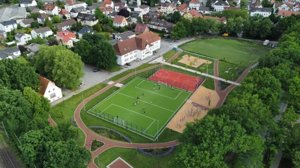 Der B&uuml;rgerpark Eichenallee von oben. Links ist noch freie Fl&auml;che, die erst f&uuml;r einen Wohnmobilhafen, jetzt aber f&uuml;r den Bau eines &Auml;rztehauses im Gespr&auml;ch ist, das Grundst&uuml;ck geh&ouml;rt der Stadt Lage. - &copy; J&ouml;rg Hagemann