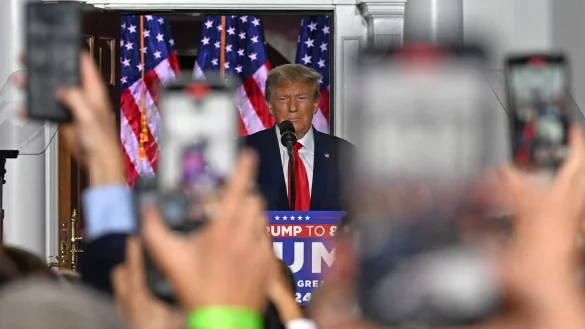 Der fr&uuml;here US-Pr&auml;sident Donald Trump vor Anh&auml;ngern. - &copy; AFP or licensors