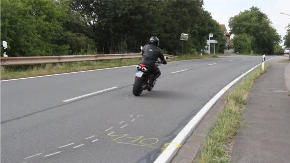Die Unfallstelle auf der Braker Stra&szlig;e ist immer noch &uuml;bers&auml;t mit Markierungen der Polizei, die gefundene Tr&uuml;mmerteile kennzeichnen. Die Stra&szlig;e steigt hier leicht an in einer sanften Kurve. Das fordert von einem Motorradfahrer im Normalfall kein besonderes fahrerisches K&ouml;nnen. - &copy; Dieter Asbrock