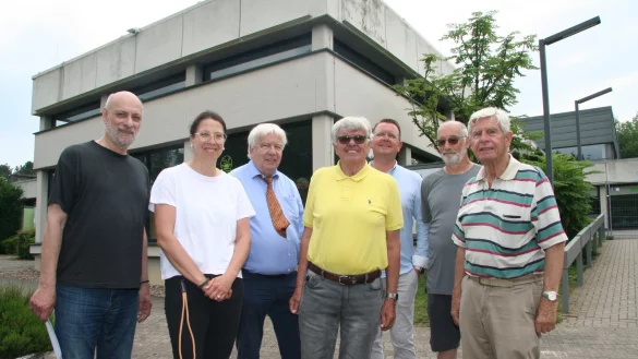 Die Interessengemeinschaft Badehaus mit Dr. Michael Haack (von links), Anke Wortmann-Gerlach, Eckart Wortmann, Peter Radszuweit, Mario Arlt, Bernd Kr&auml;he und Heinz-J&uuml;rgen T&ouml;temeier will hier wieder das Schwimmen erm&ouml;glichen. - &copy; Cordula Gr&ouml;ne