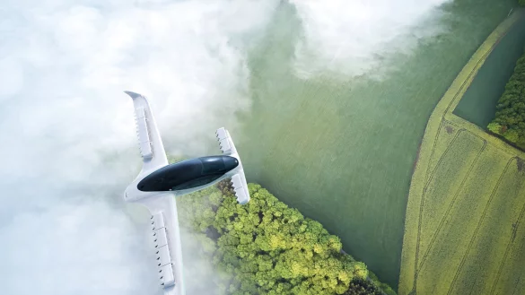 Das Elektro-Flugtaxi des Herstellers Lilium beim morgendlichen Flug &uuml;ber ein Feld. - &copy; dpa