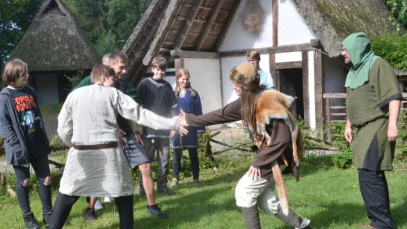 Begegnung: Im neuen Land machen die Wikinger andere Erfahrungen als zu Hause. Das spielen die Teilnehmer mit Kai Vogelsang (3.v.r.) und Dennis Lange (r.) nach und kommen sich daf&uuml;r kurz f&uuml;r das Foto n&auml;her. - &copy; Sibylle Kemna