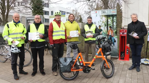 Thomas Eichele (v. l.), Frank Lohe und Manfred Wiehenkamp (alle ADFC), G&uuml;nter Weigel (Lippe Tourismus & Marketing GmbH), B&uuml;rgermeister Martin Hoffmann und Winfried Brunner (Rotary-Club) bei der Vorstellung der ersten digital abrufbaren und neuen Fahrradtour rund um Leopoldsh&ouml;he. Die Fahrrad-Reparaturstation hat zur H&auml;lfte der Rotary-Club gesponsert. - &copy; Birgit Guhlke
