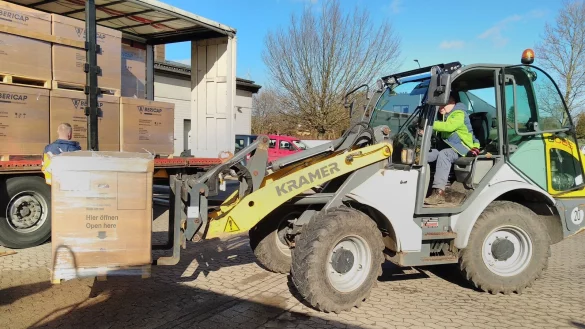 Eine Lkw-Ladung Plastikdeckel erreicht den Bauhof aus Baden-W&uuml;rttemberg. Die Deckel sind in Kisten auf Paletten gepackt. - &copy; Andreas Glatthor