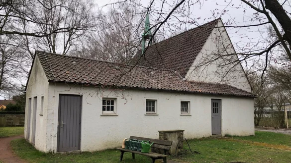 Nach einem CDU-Antrag soll &bdquo;nur&ldquo; der flache Anbau an der Friedhofskapelle in Lockhausen verschwinden. Der Rest des Geb&auml;udes mit dem Glockenturm k&ouml;nnte saniert werden und k&uuml;nftig eine Urnenwand beherbergen. Foto: Sven Kienscherf - &copy; Sven Kienscherf