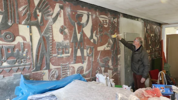 Zuf&auml;llig hat man beim Abnehmen der Holzverkleidung dieses sogenannte Sgraffito entdeckt - es zeigt Kinder beim Spielen. Albrecht Nacke, Vorstand der Stiftung Gr&uuml;nau, will es langfristig restaurieren lassen. - &copy; Alexandra Schaller