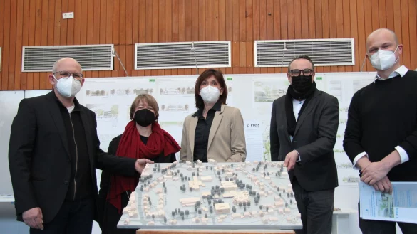 Die Architekten des Siegerentwurfs (von links) Frank Winterhalter und Ulrike Hautau mit Schulleiterin Dorit Meier, B&uuml;rgermeister Markus Baier und dem zweitplatzierten Architekt Christian Dahle. - &copy; Nadine Uphoff