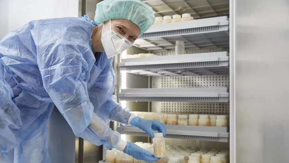 Ein Bild, das drinnen, Person, Dr. rer. nat. Bettina Brune, fachliche Leitung der Vorbereiten, offen Milchküche/Muttermilchbank und Oecotrophologin der enthält.Automatisch generierte Klinik für Kinder- und Jugendmedizin am Klinikum Beschreibung Lippe, freut sich über den gelungenen Start der Muttermilchbank. - © Klinikum Lippe