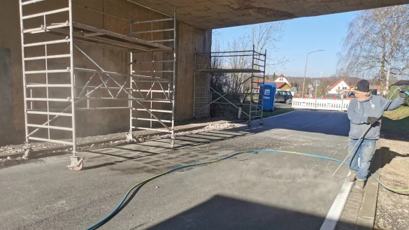 Sorgt f&uuml;r eine zweiw&ouml;chige Sperrung der Begaer Stra&szlig;e: die Br&uuml;ckensanierung am Ortsausgang von Alverdissen. - &copy; Sylvia Frevert