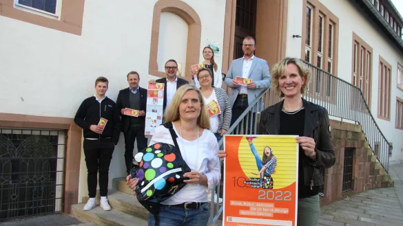 Corinna Will (vorne links) und Ingrid Krah pr&auml;sentieren das neue Kulturrucksack-Programm. Auch Marlon Druffel (hinten von links), Mario Hecker, Markus Baier, Anke Kluckhuhn, Lysann Rehberg und Friso Veldink sind involviert. - &copy; Kirsten Fuhrmann