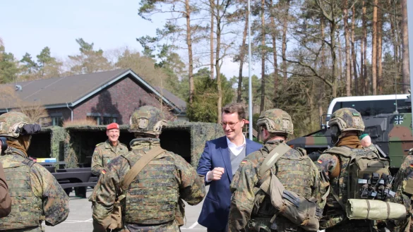 Ministerpr&auml;sident Hendrik W&uuml;st begutachtet mit Oberfeldwebel Kai Sch&ouml;ning (rechts) und Brigadekommandeur Stephan Willer einen Leopard 2 Panzer aus dem Fuhrpark der Bundeswehr.&nbsp; - &copy; Philipp Kersten