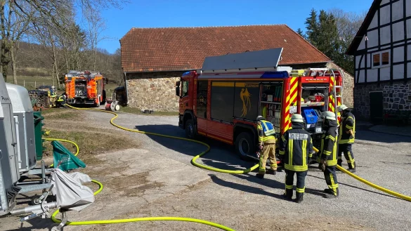 Gl&uuml;cklicherweise hat das Feuer nicht auf den Pferdestall &uuml;bergegriffen. Die Feuerwehr D&ouml;rentrup hatte die Flammen schnell unter Kontrolle. - &copy; Feuerwehr D&ouml;rentrup