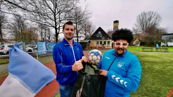 Daniel Stephan und Kenny Krause (rechts) inspizieren schon mal die Gegebenheiten am Jahnplatz. Foto: J&ouml;rg Hagemann - &copy; J&ouml;rg Hagemann