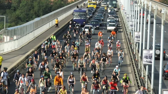 Das Foto der Fahrradfahrer-Demo "Critical Mass" 2007 in Prag zeigt anschaulich, worum es bei einer Verkehrswende geht. Verkehrsraum und -wahrnehmung zur&uuml;ckzuerobern. - &copy; Wikimedia/Hynek Moravec