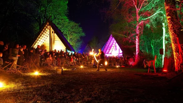 Stimmungsvoll illuminiert werden die Geb&auml;ude des Arch&auml;ologischen Freilichtmuseums zur Langen Museumsnacht am 22. April. - &copy; AFM