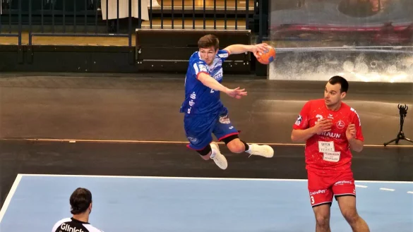 Lukas Zerbe und seine &bdquo;blauen Jungs&ldquo; wollen gegen die MT Melsungen (mit Marino Maric) nochmal abheben. Foto: J&ouml;rg Hagemann - &copy; J&ouml;rg Hagemann