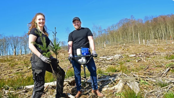 Fabienne V&ouml;&szlig;ing-Weighardt, Ressortleiterin Unternehmertum, und Ruben Frey, Ressortleiter Bildung bei der Baumpflanzaktion.&nbsp; - &copy; Nicole Ellerbrake