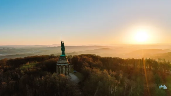 Lippes beliebteste Denkmäler locken ab dem kommenden Freitag wieder mit spektakulären Rund- und
Ausblicken: Blick über die Landschaft rund ums Hermannsdenkmal. - © Landesverband Lippe/Polizei Lippe