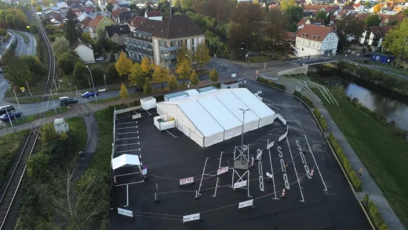 Im Testzentrum am Langenbr&uuml;cker Tor werden per Drive-In-Prinzip Abstriche genommen. Ohne Termin darf allerdings niemand hinein. Bei Symptomen ist zun&auml;chst der Hausarzt aufzusuchen. - &copy; Freitag TV
