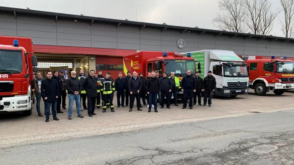 Bevor sie aufbrachen, stellten sich die 21 Fahrer mit einigen Helfern vor der Blomberger Feuerwache zum Erinnerungsfoto auf. - © Stadtarchiv Blomberg