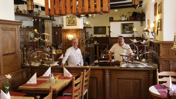 Heiko Ellwardt (links) und Ravinder Sharma f&uuml;hren den Ratskeller gemeinsam. - &copy; Alexandra Schaller