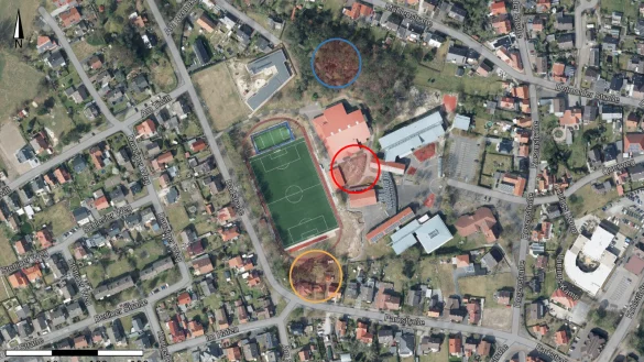 Diese drei m&ouml;glichen Standorte (von sechs) f&uuml;r den Neubau einer Sporthalle , hat ein Stadtplanungsb&uuml;ro f&uuml;r die Gemeinde Schlangen. Standort 1 (rot) bekam dabei die meisten Punkte, Standort 2 (gelb) landete auf dem 4. Platz, Standort 3 (blau) auf dem 5. Platz. Der weitere m&ouml;gliche Standort 4 befindet sich am Freibad Schlangen (2. Platz), Standort 5 an der Kita in Kohlst&auml;dt (6. Platz) und Standort 6 am Sportplatz Kohlst&auml;dt (3. Platz). - &copy; Geodaten NRW
